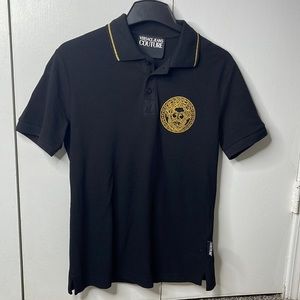VERSACE JEANS COUTURE
Black/Gold Embroidered Polo Shirt.